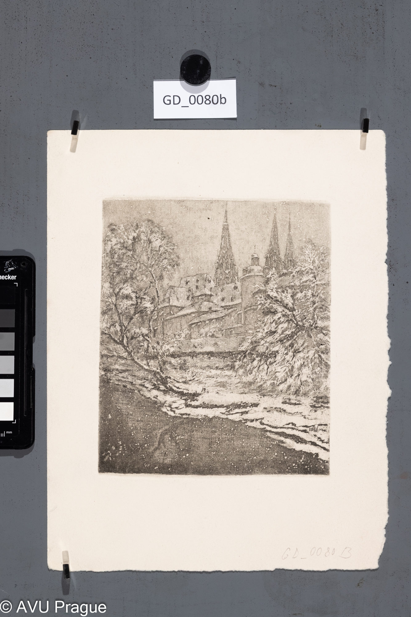 W.K.; Pohled z Jeleního příkopu na Pražský hrad; 1914; Měkký kryt;18,5 x 15,6; 28,8 x 22