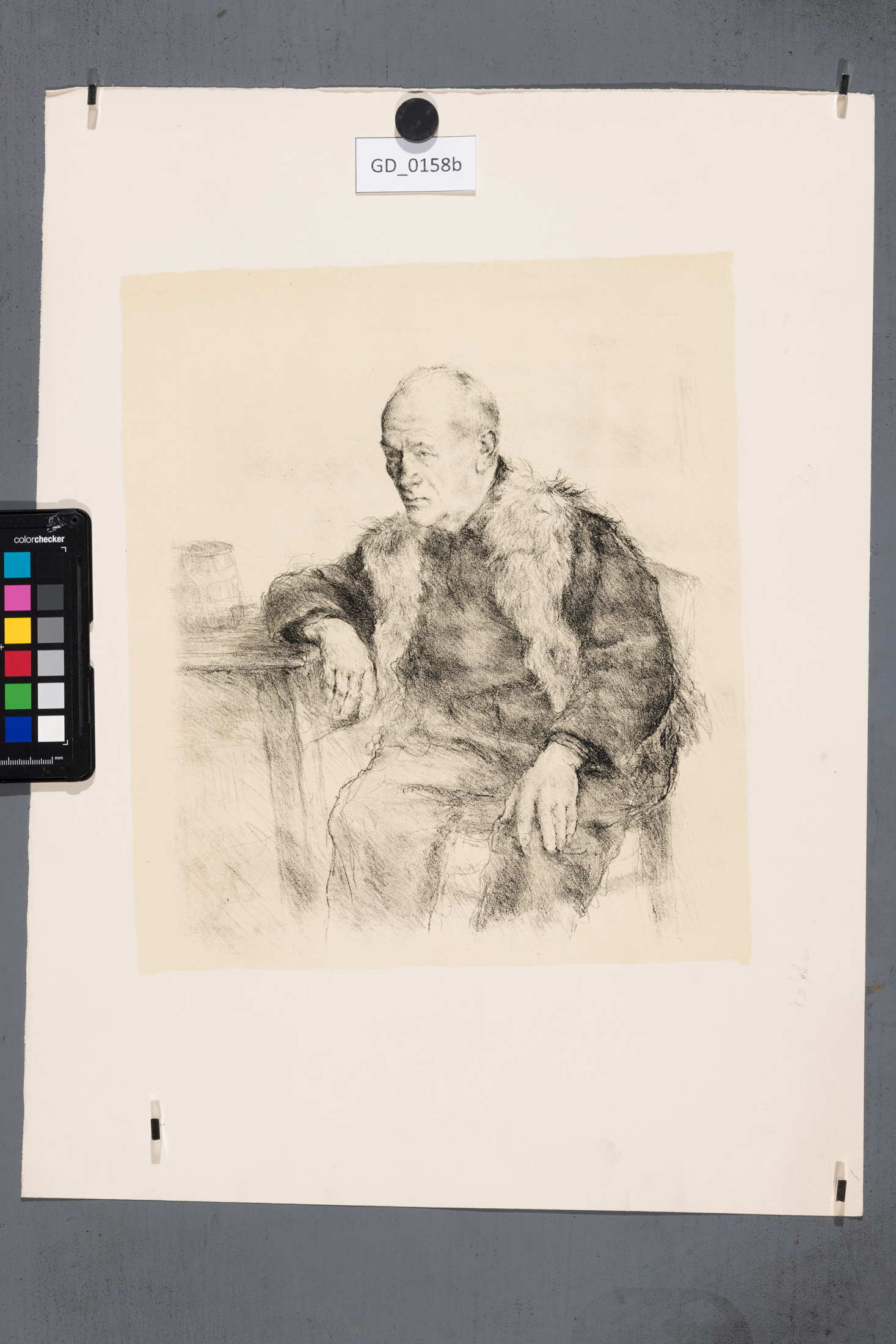 Jarmila Šírová (Dvořáčková);Portrét strace sedící u stolu;Litografie - podtisk; 33 x 28,2; 51 x 38; Silovský
