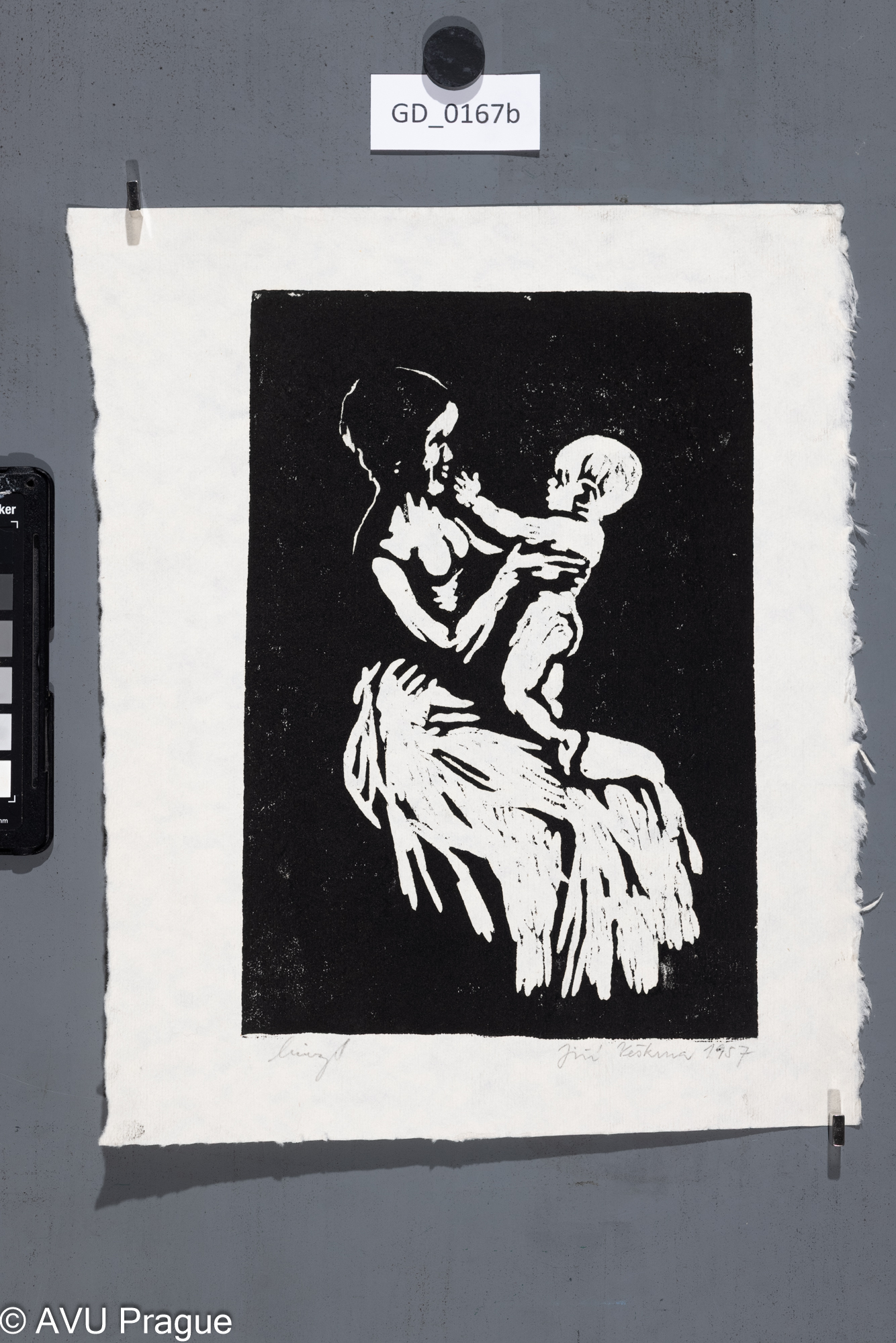 Jiří Veškrna; Matka s dítětem;1955-56; Linoryt; 25 x 16,9;30,2 x 24,3; Silovský