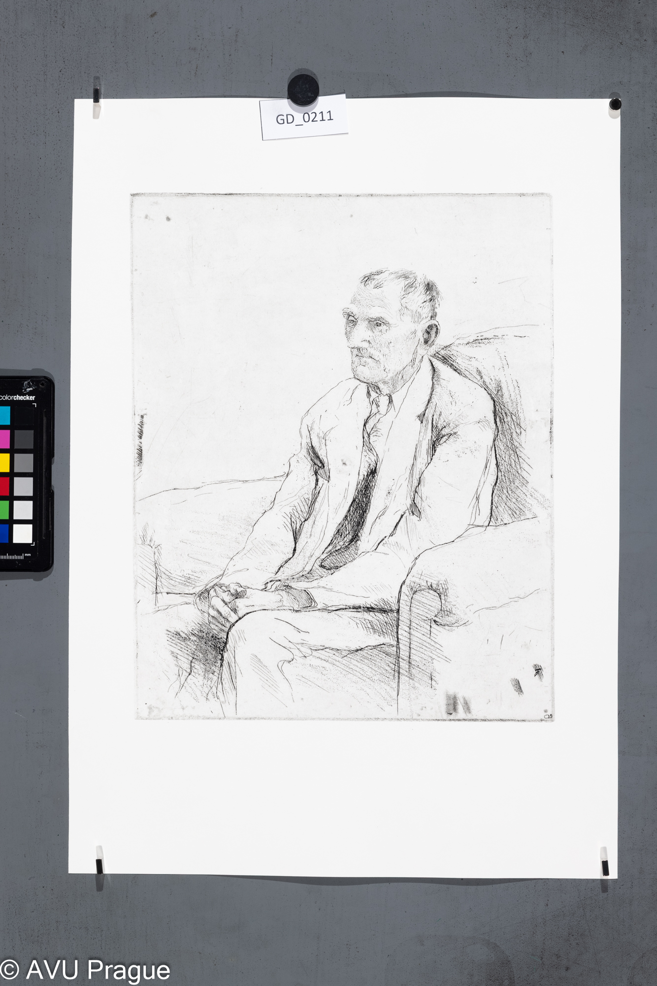 Jiřina Kubínová, Sedící starý muž,Lept / Měkký kryt ?, 33,5 x 26,8,  50 x 35, Silovský,novotisk z originální matrice 2023 - revers- poničená