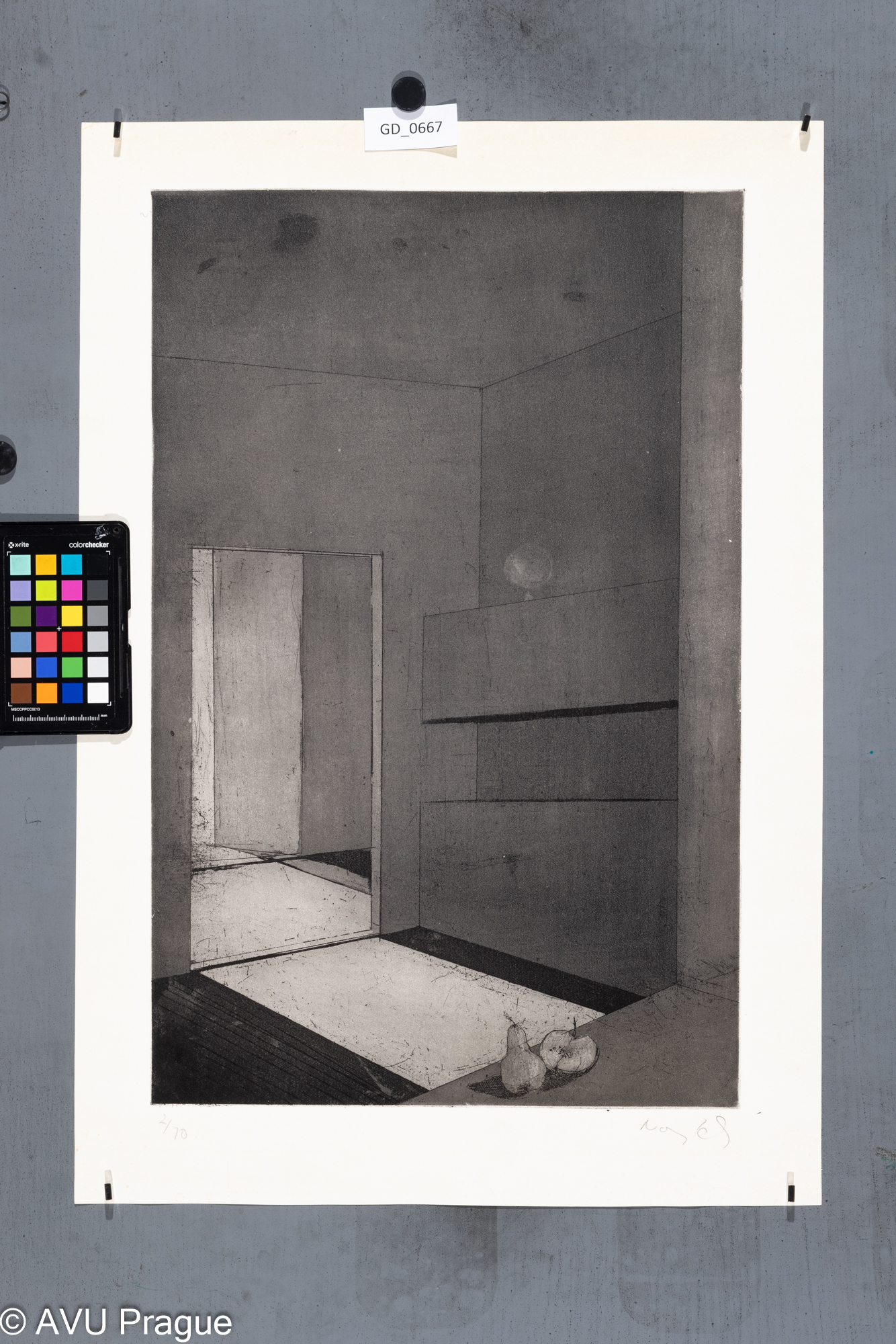 Zuzana Nováčková, Zátiší s hruškou a jablkem, Lept / akvatinta,53,7 x 34,5, 63,5 x 43,8, Čepelák