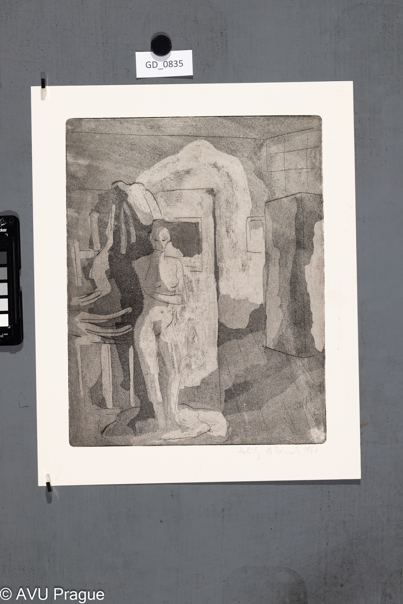 Dalibor  Říhánek, Stojcící ženský model v ateliéru, 1968, Lept / akvatinta, 31,3 x 24,8, 38,5 x 31,1, Jiroudek