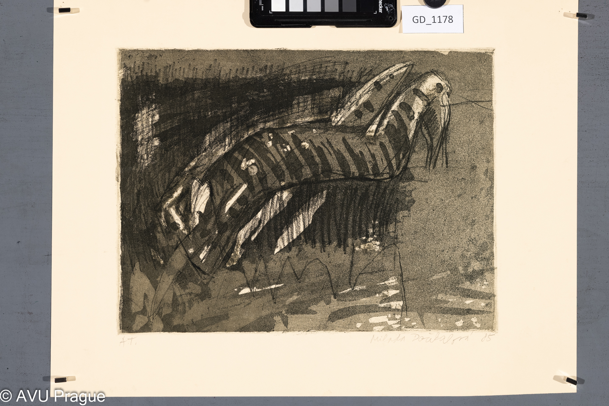 Milada Dočekalová, Abstrakce - ležící figura, 1985; Měkký kryt / akvatinta,       
24 x 32,5,33,9 x 44,7, Čepelák