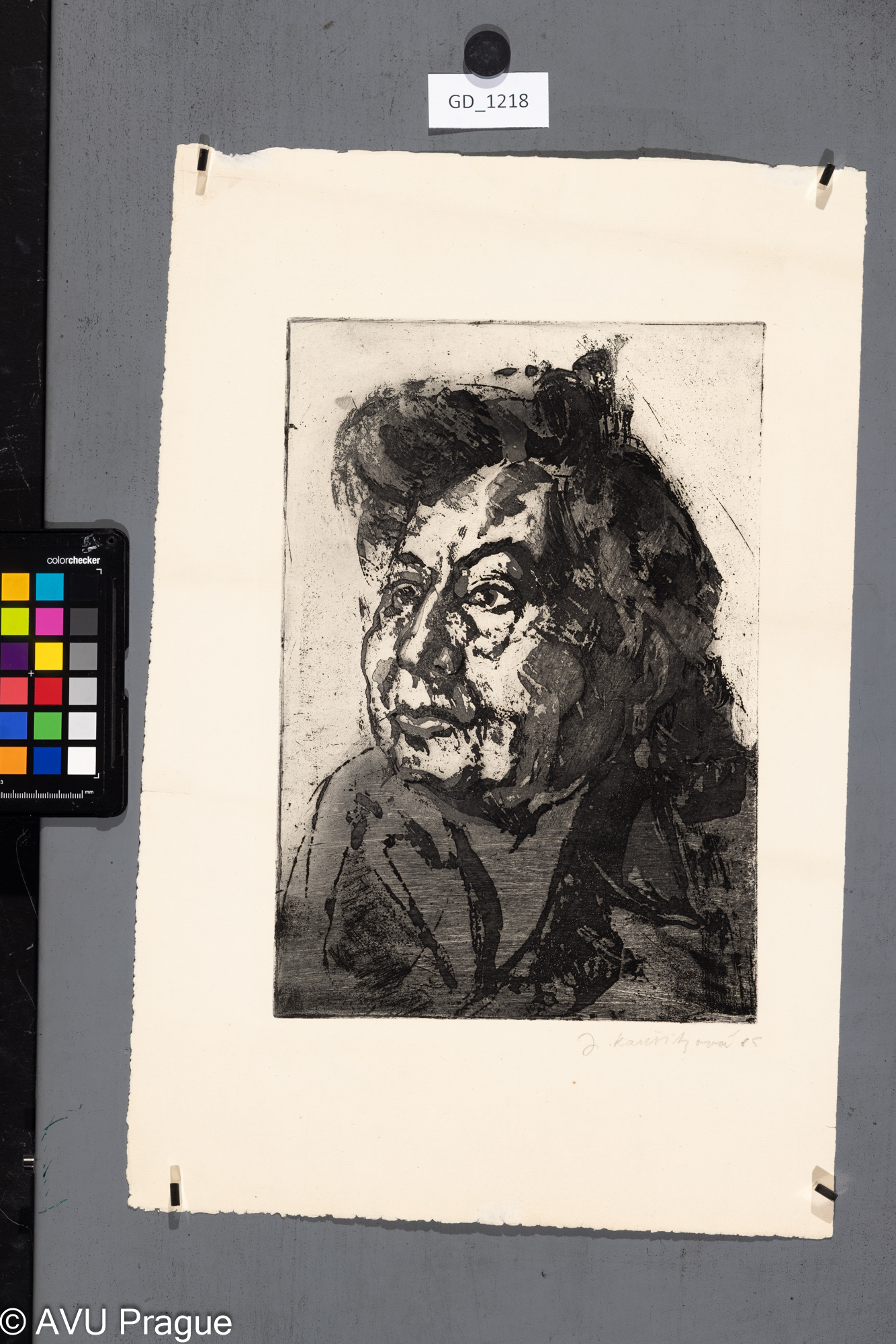 Jarmila Kaušitzová, Hlava ženy, (její dcera?) 1985Měkký kryt, 30,4 x 20,8, 40,2 x 30,4, Tittelbach-