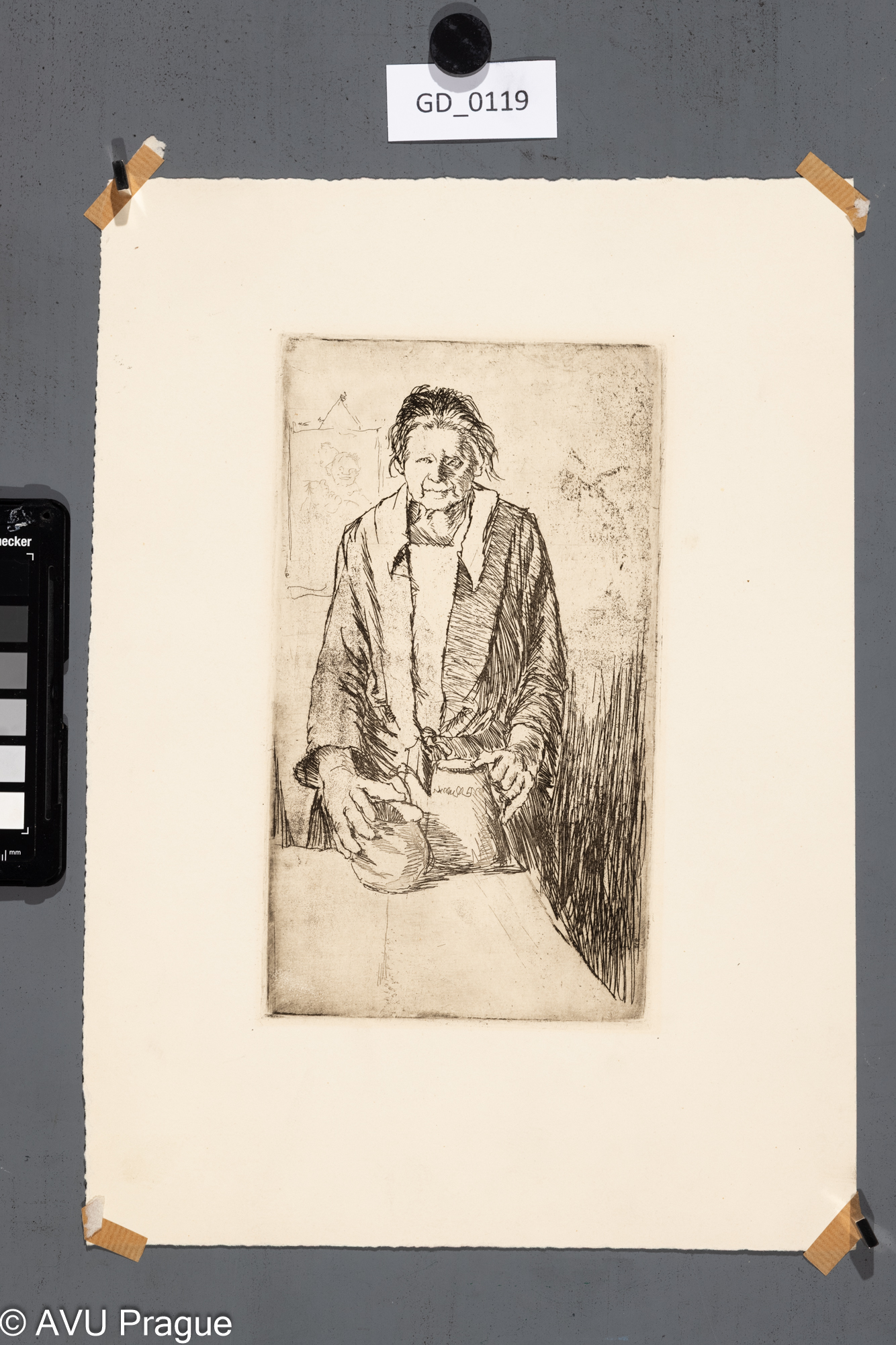 Stařena s hrnkem a konvičkou