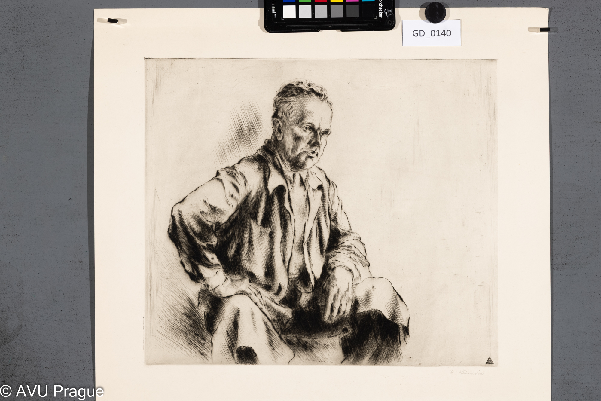 Sedící muž v plášti