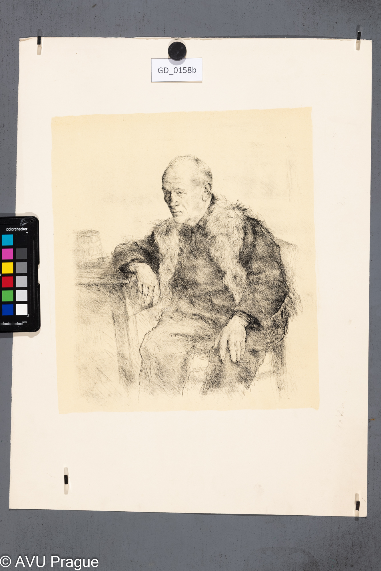 Portét strace sedicí u stolu