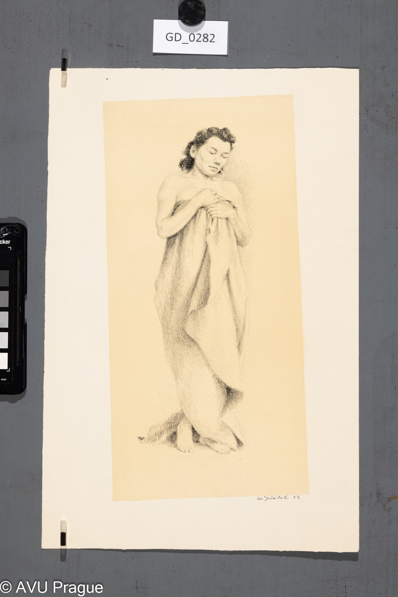 Stojící modelka s draperii