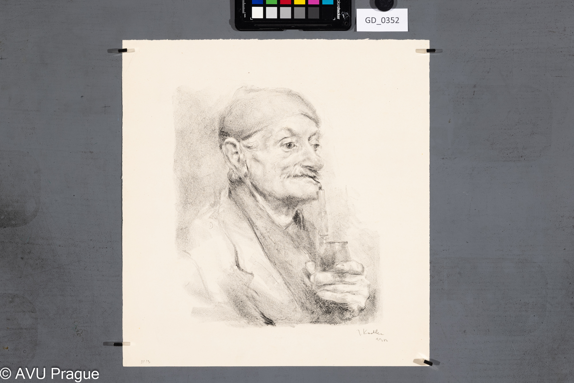 Model s dýmkou u ust