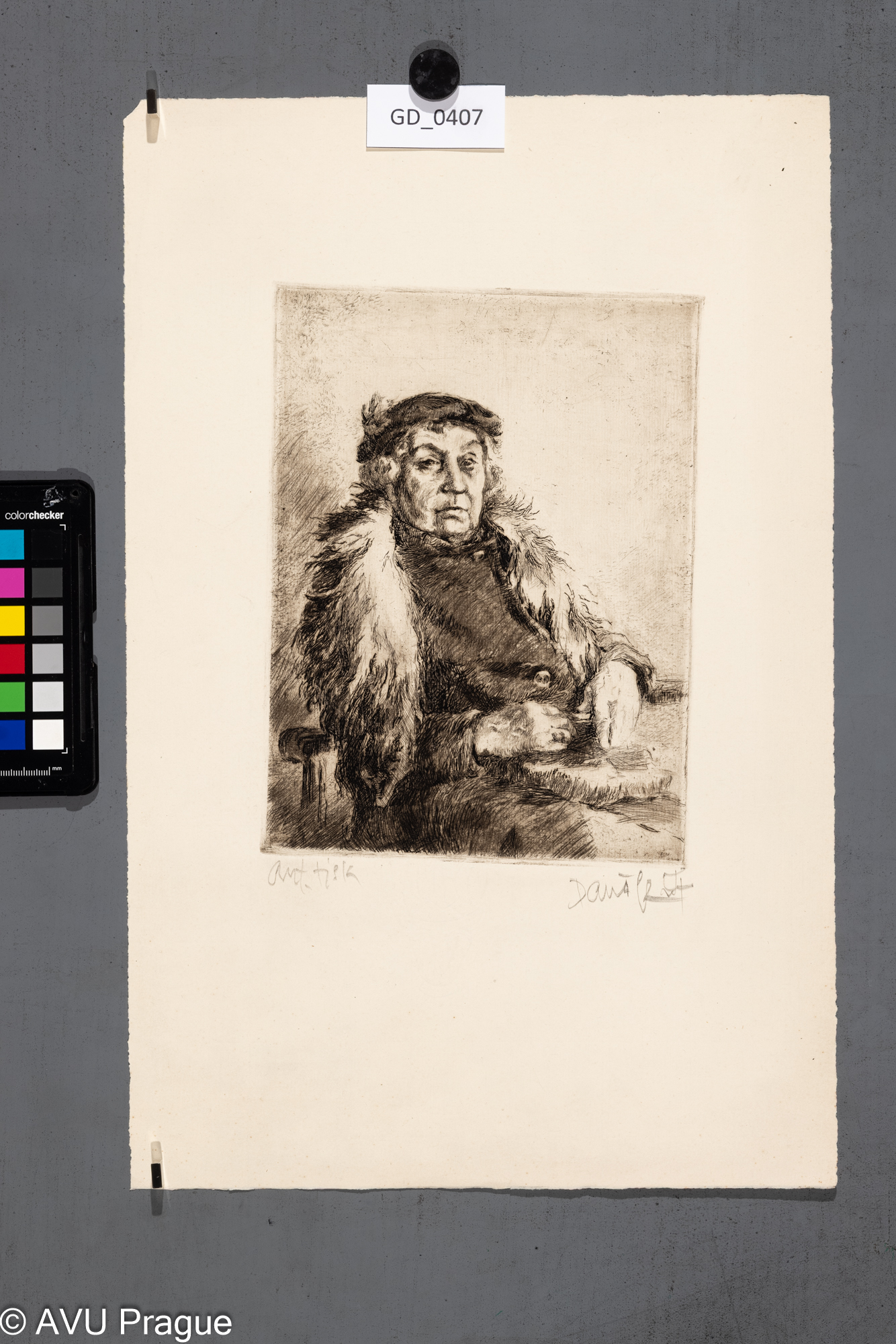 Sedící starší modelka