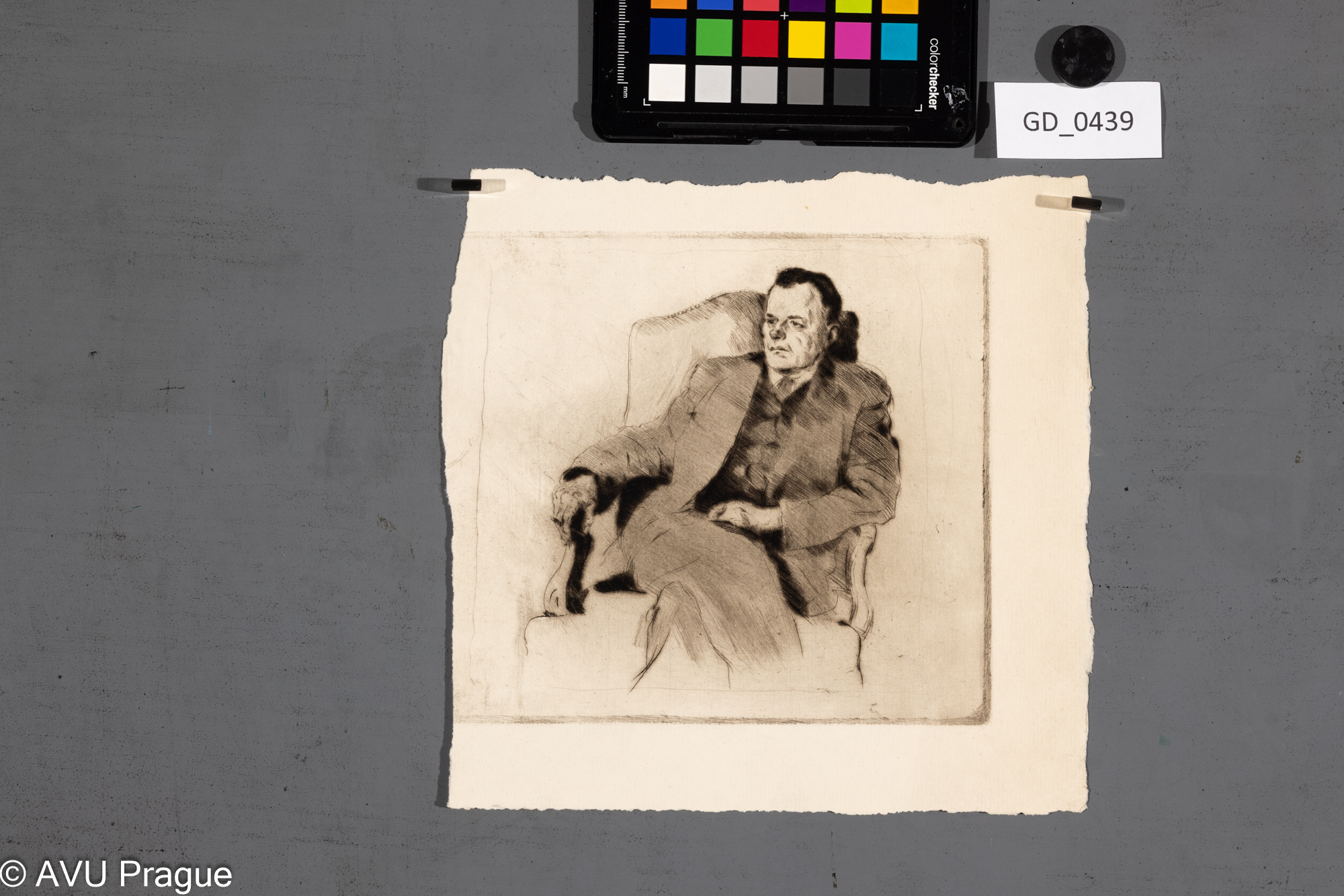 Sedící starší muž s knírem