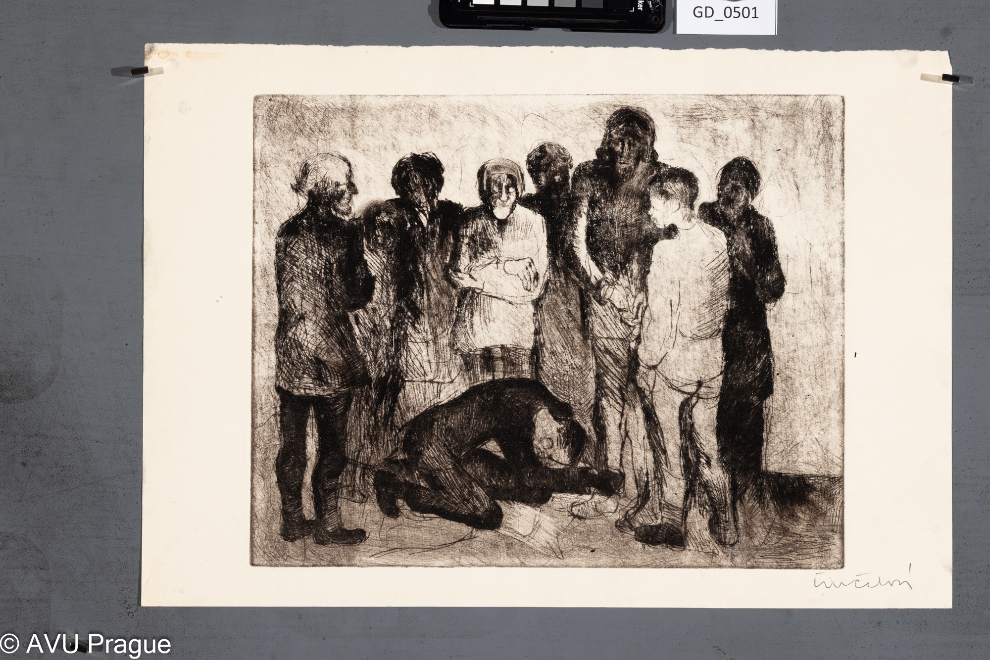 Stojící skupina u raněného