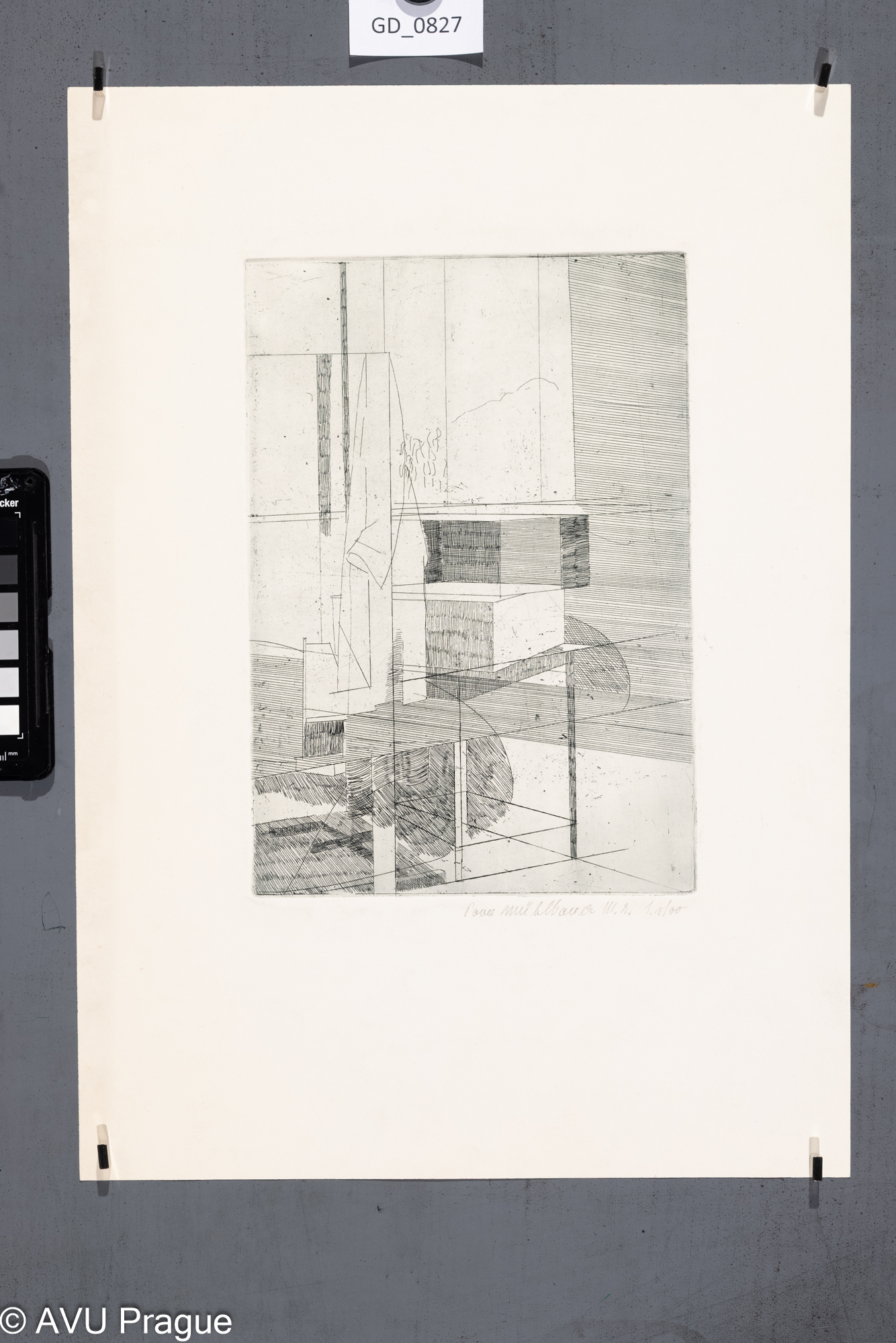 Zátiší s pláštěm