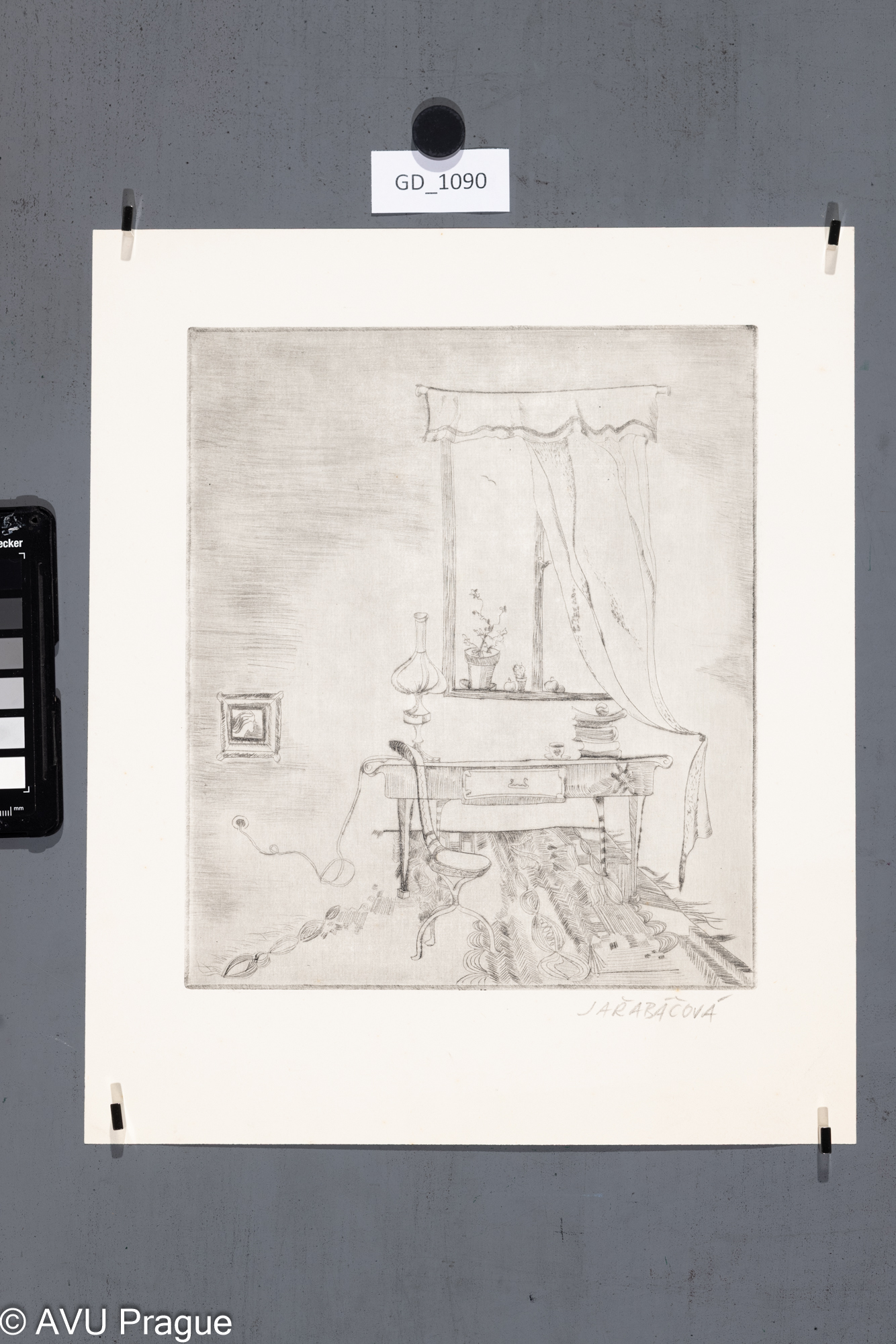 Okno s petolejovou lampou